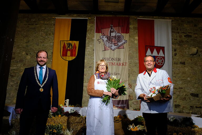 Dank an ein Urgestein des Wurstmarktes: Für ihre langjährige Mitwirkung im Wurstmarkt-Team wurde Anne Marie Drescher (Mitte) von Bürgermeister Steffen Malzer (links) und Anton Koob von der Metzger-Innung geehrt.