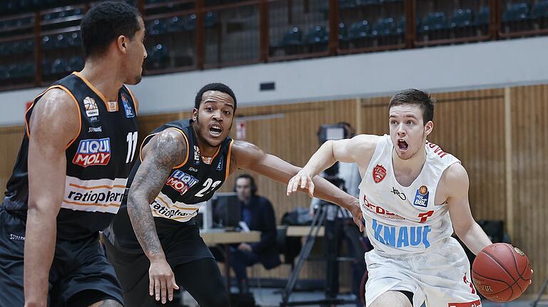 Nils Haßfurther (rechts, mit den Ulmern Isaiah Wilkins, links, und Troy Caupain) konnte wegen einer Mandelentzündung die lange Reise nach Vechta erst gar nicht mitmachen. Nils Haßfurther (rechts, mit den Ulmern Isaiah Wilkins, links, und Troy Caupain) konnte wegen einer Mandelentzündung die lange Reise nach Vechta erst gar nicht mitmachen.