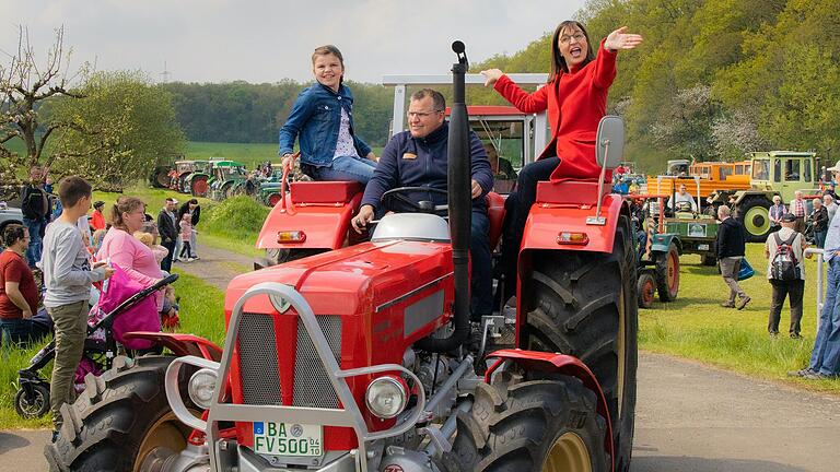 Schirmherrin Barbara Becker hatte sichtlich Spaß bei der Ausfahrt beim Oldtimer-Traktortreffen in Lülsfeld.