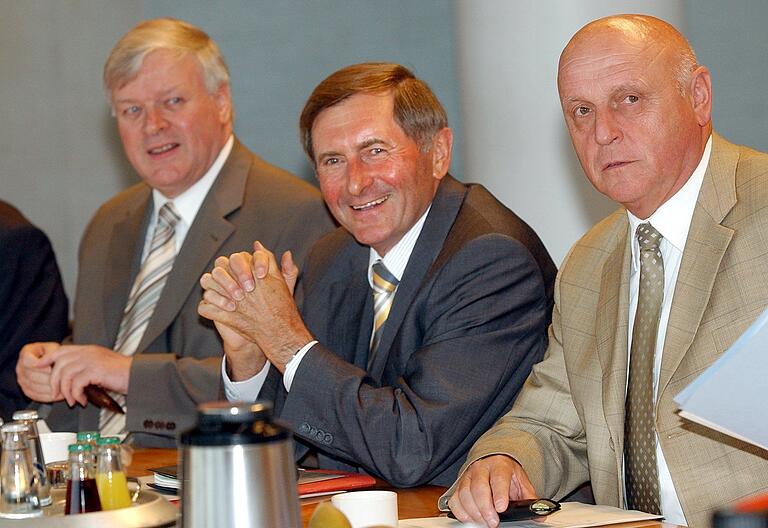 Bayerischer Landtag im Juli 2003: Haushaltsausschuss-Vorsitzender Manfred Ach (rechts) mit CSU-Fraktionschef Alois Glück (Mitte) und dem Würzburger CSU-Abgeordneten Walter Eykmann, damals Vorsitzender im Ausschuss für Fragen des öffentlichen Dienstes. Bayerischer Landtag im Juli 2003: Haushaltsausschuss-Vorsitzender Manfred Ach (rechts) mit CSU-Fraktionschef Alois Glück (Mitte) und dem Würzburger CSU-Abgeordneten Walter Eykmann, damals Vorsitzender im Ausschuss für Fragen des öffentlichen Dienstes.