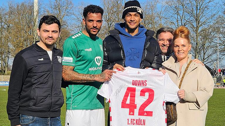Heimatbesuch: Der frühere 05-Jugendspieler und jetzige Kölner Zweitliga-Profi Damion Downs (Mitte) zusammen mit den Schweinfurtern (von links) Marcel Kühlinger, Michael Dellinger und Markus Wolf sowie seiner Mutter Tanja Douglas. Heimatbesuch: Der frühere 05-Jugendspieler und jetzige Kölner Zweitliga-Profi Damion Downs (Mitte) zusammen mit den Schweinfurtern (von links) Marcel Kühlinger, Michael Dellinger und Markus Wolf sowie seiner Mutter Tanja Douglas.