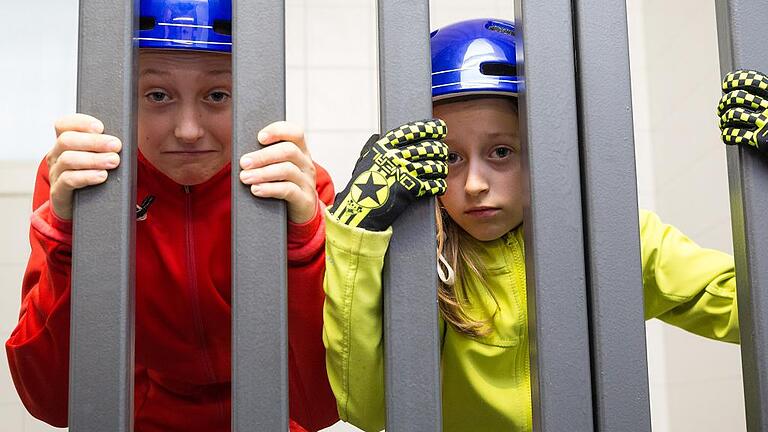 Hinter Gittern: Jan-Niklas (13 Jahre alt, links im Bild) und Lucas (10 Jahre alt) sahen sich die Haftzellen im Keller der Polizeiinspektion Würzburg-Stadt an.