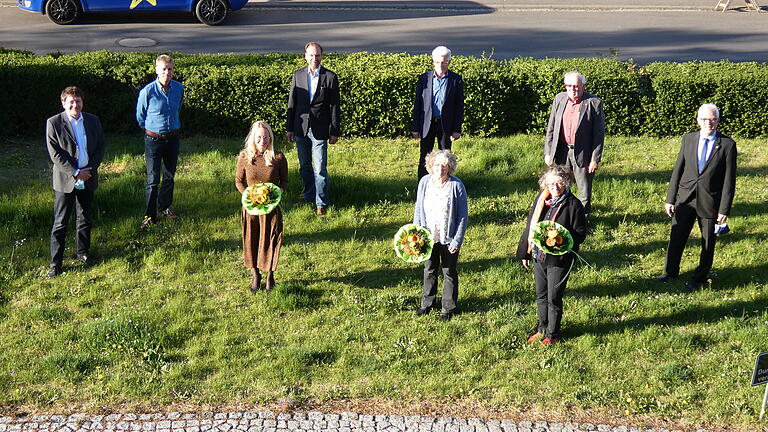 Bürgermeister Günther Werner (rechts) verabschiedete die ausscheidenden Stadträte (von links) Dr. Joachim Schwach, Michael Weber, Stefanie Schilling, Georg Hiernickel, Günther Trum, Annette Marquardt, Helene Rümer und Reiner Sidon. Es fehlt Eva-Maria Schwach.