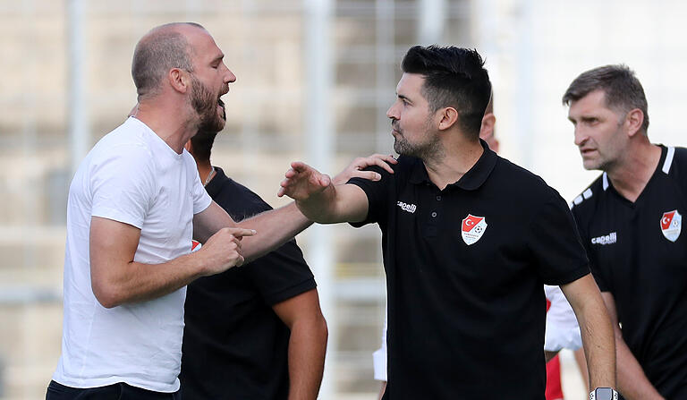 Hitzige Diskussionen an der Seitenlinie: Kickers-Sportdirektor Sebastian Neumann und Türkgücü-Trainer Alper Kayabunar.