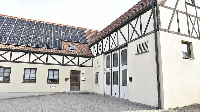 In diese Ecke am Feuerwehrgerätehaus in Königsberg soll der neue Erweiterungsbau eingefügt werden.