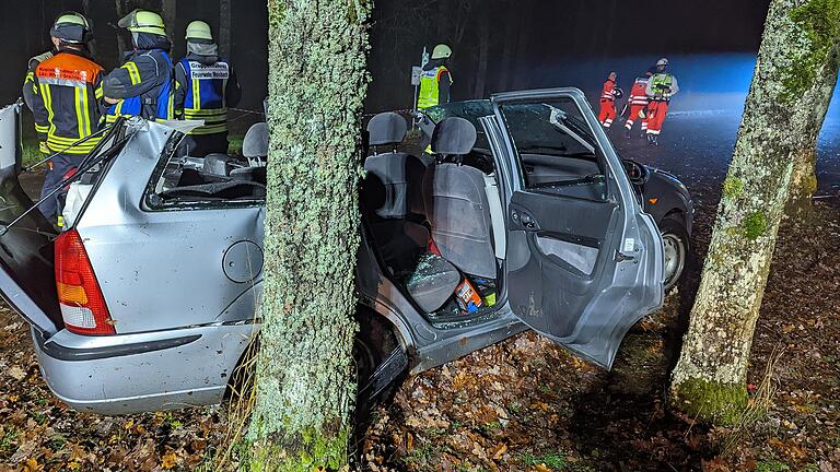 Bei einem Verkehrsunfall zwischen Bischofsheim und Weisbach wurde ein Autofahrer eingeklemmt und schwer verletzt.&nbsp;