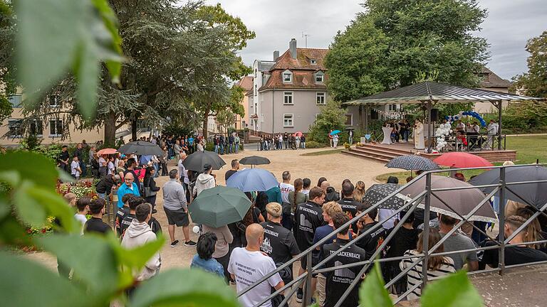 Rund 250 Menschen kamen zur Gedenkveranstaltung in der Lohrer Anlage am Sonntag. Rund 250 Menschen kamen zur Gedenkveranstaltung in der Lohrer Anlage am Sonntag.