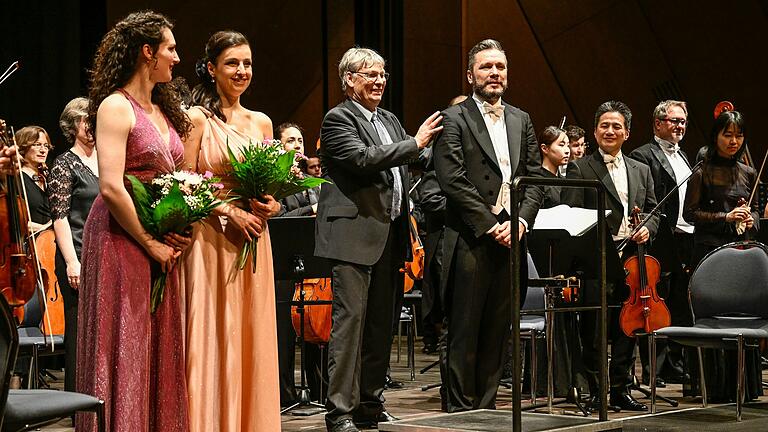 Schlussapplaus: Die Solistinnen Vero Miller und Milena Arsovska, Chorleiter Sören Eckhoff und GMD Enrico Calesso (von links). Schlussapplaus: Die Solistinnen Vero Miller und Milena Arsovska, Chorleiter Sören Eckhoff und GMD Enrico Calesso (von links). 