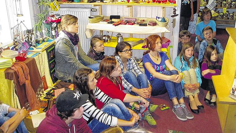 Sexuelle Ausbeutung       -  (ger)   Die Klasse 6a des Regiomontanus-Gymnasiums besuchte den Welt-Laden. Lehrerin Sandra Steininger hatte die Klasse gut auf diesen Besuch vorbereitet. So fiel es Franz-Josef Selig vom Welt-Laden leicht, mit den Schülern die Grundlagen des fairen Handels zu erarbeiten: Jeder, der arbeite, solle einen Lohn erhalten, von dem er und seine Familie leben könnten. Denn viele Probleme in den Entwicklungsländern hätten ihre Ursache in der Unterbezahlung und Ausbeutung. So seien Eltern in Entwicklungsländern gezwungen, ihre Kinder arbeiten zu lassen, anstatt ihnen eine Schulbildung zu ermöglichen. Besonders betroffen waren die 22 Schülerinnen und Schüler beim Thema sexuelle Ausbeutung. Mittels eines kurzen Filmes erfuhren sie, wie sich Pater Shay Cullen auf den Philippinen um Opfer der Kinderprostitution kümmert. Sie bekommen in der Einrichtung PREDA des irisch-stämmigen Paters psychologische und medizinische Betreuung und eine Ausbildung. Unser Bild zeigt Schüler sowie Lehrerin Sandra Steininger (hinten links) beim Vortrag von Selig.