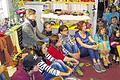 Sexuelle Ausbeutung       -  (ger)   Die Klasse 6a des Regiomontanus-Gymnasiums besuchte den Welt-Laden. Lehrerin Sandra Steininger hatte die Klasse gut auf diesen Besuch vorbereitet. So fiel es Franz-Josef Selig vom Welt-Laden leicht, mit den Schülern die Grundlagen des fairen Handels zu erarbeiten: Jeder, der arbeite, solle einen Lohn erhalten, von dem er und seine Familie leben könnten. Denn viele Probleme in den Entwicklungsländern hätten ihre Ursache in der Unterbezahlung und Ausbeutung. So seien Eltern in Entwicklungsländern gezwungen, ihre Kinder arbeiten zu lassen, anstatt ihnen eine Schulbildung zu ermöglichen. Besonders betroffen waren die 22 Schülerinnen und Schüler beim Thema sexuelle Ausbeutung. Mittels eines kurzen Filmes erfuhren sie, wie sich Pater Shay Cullen auf den Philippinen um Opfer der Kinderprostitution kümmert. Sie bekommen in der Einrichtung PREDA des irisch-stämmigen Paters psychologische und medizinische Betreuung und eine Ausbildung. Unser Bild zeigt Schüler sowie Lehrerin Sandra Steininger (hinten links) beim Vortrag von Selig.