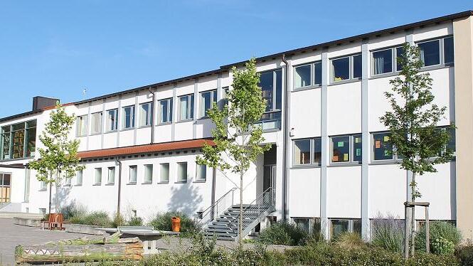 Ideal für die Ganztagsschule: das große Schulgebäude in Oberschwarzach. Die Gemeinde wünscht sich dort aber auch reguläre Klassen. Ideal für die Ganztagsschule: das große Schulgebäude in Oberschwarzach. Die Gemeinde wünscht sich dort aber auch reguläre Klassen.
