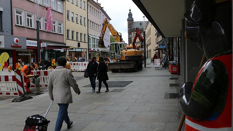 Bummeln in der Baustelle: In der Spitalstraße in Schweinfurt läuft bis Oktober die Sanierung, die für die Geschäfte Einschränkungen bringt. Baustellenschwein Schippi Schörschle ist zum Trösten da.