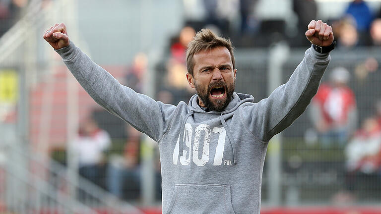 Pure Erleichterung: Michael Schiele jubelt beim Abpfiff über den 3:1-Sieg gegen Ingolstadt. Pure Erleichterung: Michael Schiele jubelt beim Abpfiff über den 3:1-Sieg gegen Ingolstadt.