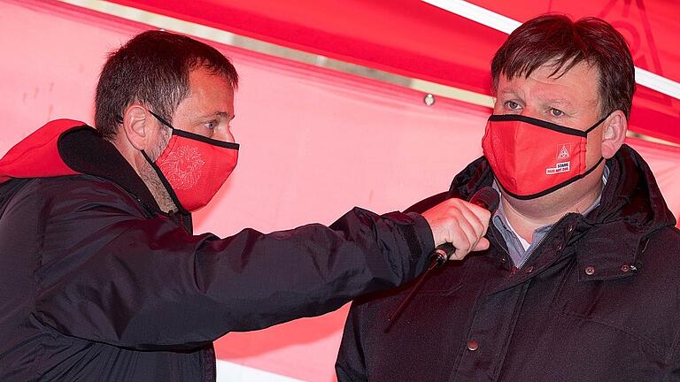 Norbert Zirnsak, zweiter Bevollmächtigter der IG Metall Würzburg (links), bewertet das Tarifergebnis als einen 'Abschluss, der Stabilität in der Lohnentwicklung garantiert'. Rechts im Bild: Kurt Wexlberger, Betriebsratsvorsitzender des Automobilzulieferers Fehrer. Das Bild entstand während eines IG Metall Aktionstages im vergangenen Herbst am Kitzinger Marktplatz.