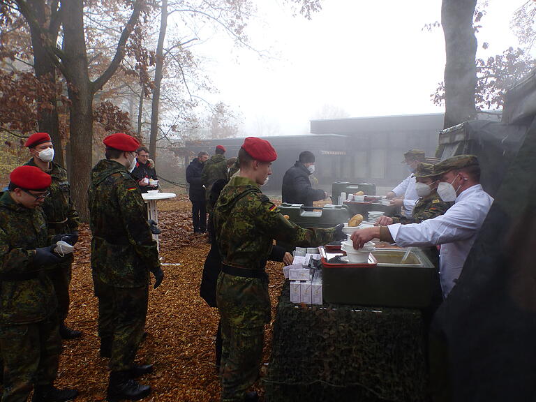 Nach altem militärischen Brauch gab es am Ende der Feier einen leckeren Eintopf aus der Feldküche