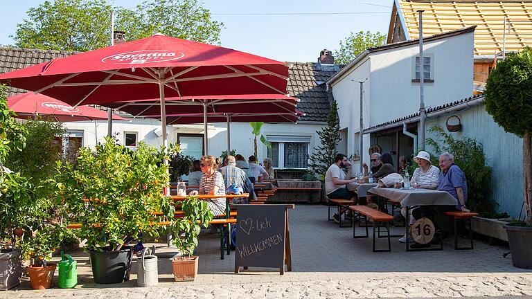In drei Höfen rund um ihr Weingut lädt Winzerin Ilonka Scheuring in Margetshöchheim zur Heckenwirtschaft.