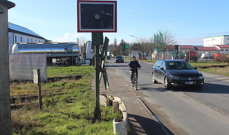 Eine gefährliche Passage für Radfahrer und Fußgänger ist der Bahnübergang in Wiesentheid. Bei der Bürgerversammlung wurde die Stelle angesprochen. Eine gefährliche Passage für Radfahrer und Fußgänger ist der Bahnübergang in Wiesentheid. Bei der Bürgerversammlung wurde die Stelle angesprochen.