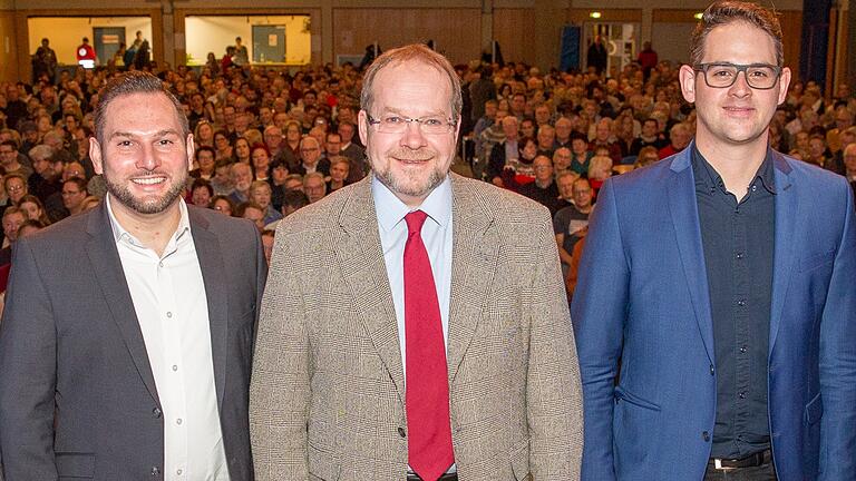 Aus Drei mach zwei: Dettelbachs Bürgermeisterkandidaten Matthias Bielek (links) und Marcel Hannweber (rechts) haben es in die Stichwahl geschafft. Joachim Beck (Mitte) ist ausgeschieden. Das Foto zeigt das Trio beim Wahlforum der Main-Post in der Dettelbacher Maintalhalle. Aus Drei mach zwei: Dettelbachs Bürgermeisterkandidaten Matthias Bielek (links) und Marcel Hannweber (rechts) haben es in die Stichwahl geschafft. Joachim Beck (Mitte) ist ausgeschieden. Das Foto zeigt das Trio beim Wahlforum der Main-Post in der Dettelbacher Maintalhalle.