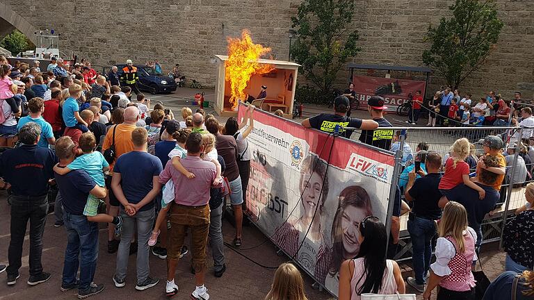 Wie man einen Fettbrand richtig bekämpft, erleben Besucherinnen und Besucher am Sonntag beim Tag der offenen Tür der Feuerwehr Kitzingen.