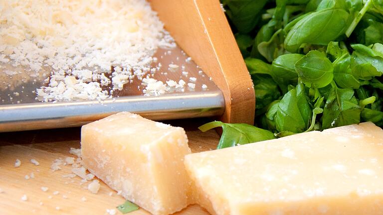 Parmesan       -  Parmesan und Grana Padano sind beides italienische Hartkäsesorten, unterscheiden sich aber in Details.