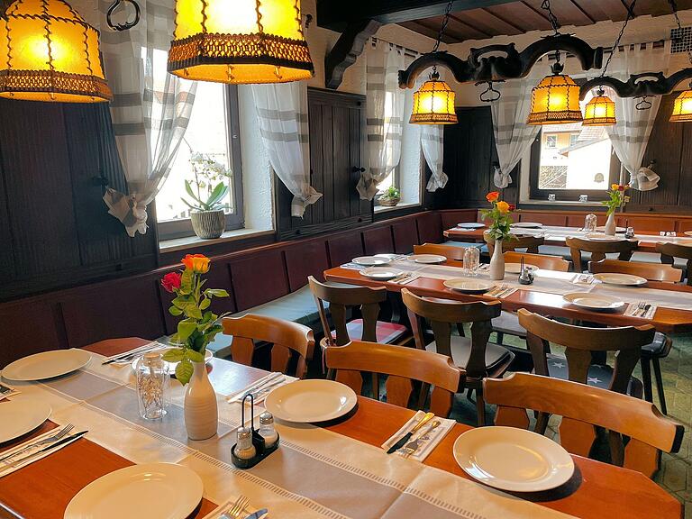Die Gasträume wurden weitgehend in ihrem originalen Zustand erhalten und bieten rund 70 bis 80 Personen Platz.
