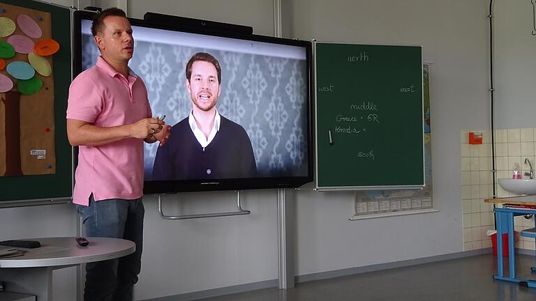 Bernd Kleinschnitz, Lehrer und Medienpädagoge an der Eichendorff-Schule in Gerbrunn, präsentiert das digitale Klassenzimmer. Im Hintergrund läuft ein Erklärvideo zur Entdeckung Amerikas.