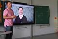 Bernd Kleinschnitz, Lehrer und Medienpädagoge an der Eichendorff-Schule in Gerbrunn, präsentiert das digitale Klassenzimmer. Im Hintergrund läuft ein Erklärvideo zur Entdeckung Amerikas.