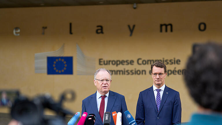 Ministerpräsidentenkonferenz in Brüssel.jpeg       -  Parteiübergreifender Auftritt in Brüssel: der niedersächsische Ministerpräsident Stephan Weil (SPD, links) mit dem nordrhein-westfälischen Amtskollegen Hendrik Wüst (CDU) beim Treffen der deutschen Ministerpräsidenten in Brüssel.
