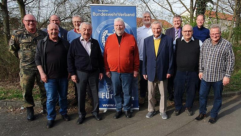 Roland Stengl (stvVors), Roland Wölpper (Beisitzer), Oliver Hartmann (BezVors), Ekkehard Wiehn (Beisitzer), Klaus Fischer (ehem. Kassenwart), Siegbert Schneider (Vorsitzender), Harry Linke (Beisitzer), Karlheinz Fiebig (ehem. Beisitzer), Bernhard Hauber (LandesVors ERH), Frank Gotthardt (Kassenwart), Armin Dadrich (Beisitzer), Andreas Störmer (Beisitzer). Im Bild fehlen die Beisitzer Kai Fiedrich und Oskar Kirchheimer. Roland Stengl (stvVors), Roland Wölpper (Beisitzer), Oliver Hartmann (BezVors), Ekkehard Wiehn (Beisitzer), Klaus Fischer (ehem. Kassenwart), Siegbert Schneider (Vorsitzender), Harry Linke (Beisitzer), Karlheinz Fiebig (ehem. Beisitzer), Bernhard Hauber (LandesVors ERH), Frank Gotthardt (Kassenwart), Armin Dadrich (Beisitzer), Andreas Störmer (Beisitzer). Im Bild fehlen die Beisitzer Kai Fiedrich und Oskar Kirchheimer.