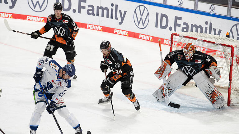 Nolan Zajac verlängert bei den Grizzlys Wolfsburg.jpeg       -  Nolan Zajac (2. von rechts) wechselt aus Wolfsburg zu den Augsburger Panthern.