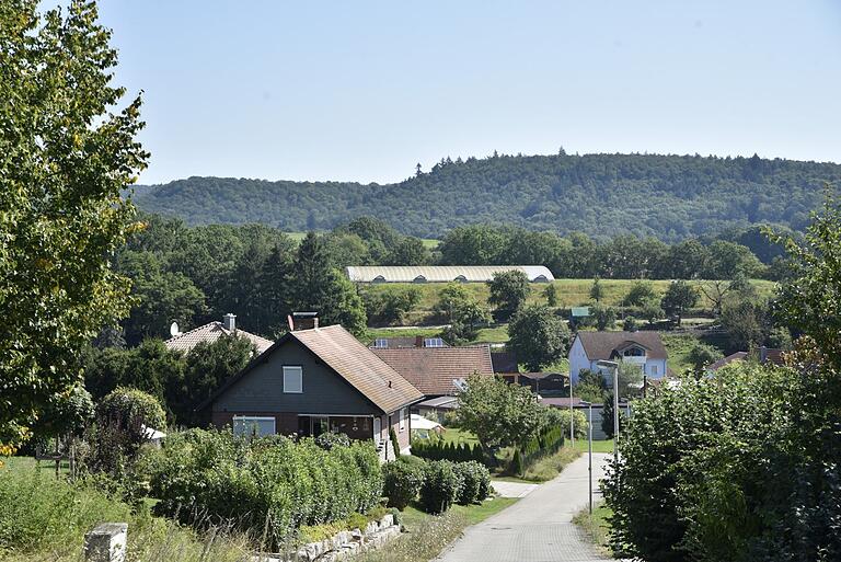 Der größte Teil der Anwesen in Altershausen und der Gewerbebetrieb werden mit der Wärme aus der Biomasse-Heizanlage versorgt. Der größte Teil der Anwesen in Altershausen und der Gewerbebetrieb werden mit der Wärme aus der Biomasse-Heizanlage versorgt.
