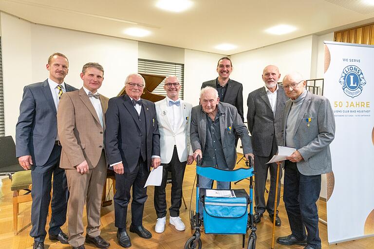 Gründungsmitglieder des Lions Clubs Bad Neustadt wurden beim Ehrenabend zum 50-jährigen Bestehen ausgezeichnet: Martin Fischer (Vize-Präsident), Michael Derleth (Sekretär), Claus Engelbrecht (District Governor Lions), Roland Mangelsdorf, Dominik Wukowojac (Präsident) Wolfgang Binder, Wolfgang Reinl und Horand Zitzmann. Gründungsmitglieder des Lions Clubs Bad Neustadt wurden beim Ehrenabend zum 50-jährigen Bestehen ausgezeichnet: Martin Fischer (Vize-Präsident), Michael Derleth (Sekretär), Claus Engelbrecht (District Governor Lions), Roland Mangelsdorf, Dominik Wukowojac (Präsident) Wolfgang Binder, Wolfgang Reinl und Horand Zitzmann.