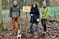 Beim Pflanzen der Baumsetzlinge (von links): Christoph Riegert (Bayerische Staatsforsten), Pia Weinkamm (VR-Bank Würzburg) und Philipp Höhme von der Schutzgemeinschaft Deutscher Wald Bayern.