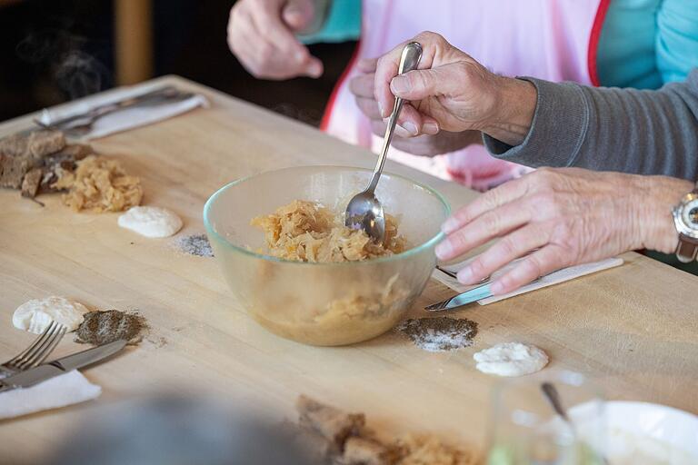 Diese fünf Zutaten - und nicht mehr - gehören neben dem Fleisch zu einer Schweinfurter Schlachtschüssel: Pfeffer, Salz, Sauerkraut, Meerrettich, Brot. Diese fünf Zutaten - und nicht mehr - gehören neben dem Fleisch zu einer Schweinfurter Schlachtschüssel: Pfeffer, Salz, Sauerkraut, Meerrettich, Brot.