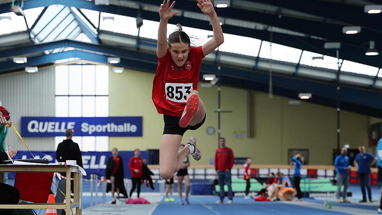 Nachwuchsmeeting Fürth - In der W12 konnte Mila Hartmann zwei Siege verbuchen. Im Weitsprung siegte sie mit 4,41 Meter und über 60 Meter siegte sie in 8,77 Sekunden. Nachwuchsmeeting Fürth - In der W12 konnte Mila Hartmann zwei Siege verbuchen. Im Weitsprung siegte sie mit 4,41 Meter und über 60 Meter siegte sie in 8,77 Sekunden.
