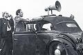 Einer der Gründerväter des Kinos: August Gregarek (rechts) stellte für einen Flugtag in Karlstadt um 1951 einen Lautsprecherwagen auf. Hinter ihm machte Paul Schubert die Durchsage.