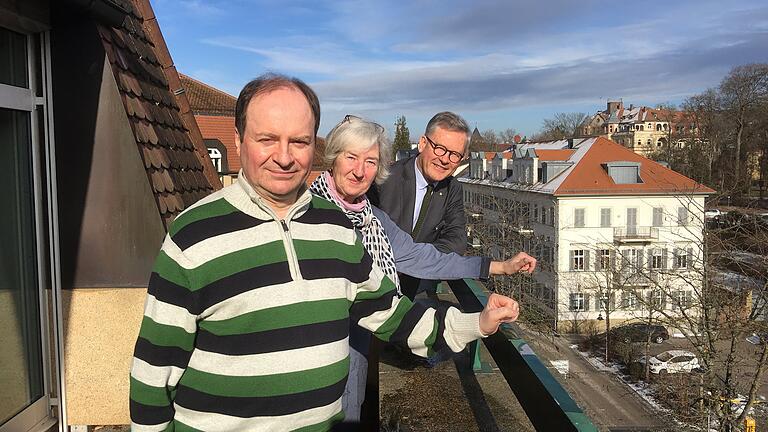 Angelika R. und Rainer F. (vorne) sind Patienten der Reha-Klinik der Deutschen Rentenversicherung Bund in Bad Kissingen. Im Hintergrund der Ärztliche Direktor der Klinik, Dr. Wolfram Franke. Angelika R. und Rainer F. (vorne) sind Patienten der Reha-Klinik der Deutschen Rentenversicherung Bund in Bad Kissingen. Im Hintergrund der Ärztliche Direktor der Klinik, Dr. Wolfram Franke.