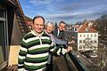 Angelika R. und Rainer F. (vorne) sind Patienten der Reha-Klinik der Deutschen Rentenversicherung Bund in Bad Kissingen. Im Hintergrund der Ärztliche Direktor der Klinik, Dr. Wolfram Franke.