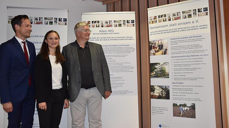 Landrat Florian Töpper, Regionalmanagerin Katharina Saur und Wohnprojektberater Rainer Kroll (von links) bei der Präsentation der Ausstellung 'Zusammen planen - gemeinsam wohnen' im Landratsamt. Landrat Florian Töpper, Regionalmanagerin Katharina Saur und Wohnprojektberater Rainer Kroll (von links) bei der Präsentation der Ausstellung 'Zusammen planen - gemeinsam wohnen' im Landratsamt.