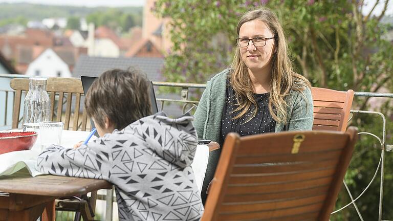 Gisela Eichler auf ihrem Balkon in Kirchheim. Selten klappt es, dass sie am Laptop arbeiten kann,&nbsp; während ihre Kinder Schularbeiten machen.