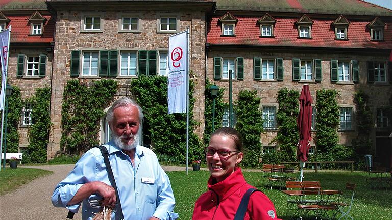 Vor dem historischen Ambiente der Oberen Saline bedankte sich Frauenrings-Vorsitzende Felicitas Ganzleben (rechts) bei Gästeführer Klaus Kistler für die Führung entlang des Salzweges und die ausführlichen Erläuterungen zur Badgeschichte Bad Kissingens. Foto: Karin Reinshagen - Vor dem historischen Ambiente der Oberen Saline bedankte sich Frauenrings-Vorsitzende Felicitas Ganzleben (rechts) bei Gästeführer Klaus Kistler für die Führung entlang des Salzweges und die ausführlichen Erläuterungen zur Badgeschichte Bad Kissingens. Foto: Karin Reinshagen Vor dem historischen Ambiente der Oberen Saline bedankte sich Frauenrings-Vorsitzende Felicitas Ganzleben (rechts) bei Gästeführer Klaus Kistler für die Führung entlang des Salzweges und die ausführlichen Erläuterungen zur Badgeschichte Bad Kissingens. Foto: Karin Reinshagen - Vor dem historischen Ambiente der Oberen Saline bedankte sich Frauenrings-Vorsitzende Felicitas Ganzleben (rechts) bei Gästeführer Klaus Kistler für die Führung entlang des Salzweges und die ausführlichen Erläuterungen zur Badgeschichte Bad Kissingens. Foto: Karin Reinshagen