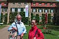 Vor dem historischen Ambiente der Oberen Saline bedankte sich Frauenrings-Vorsitzende Felicitas Ganzleben (rechts) bei Gästeführer Klaus Kistler  für die Führung entlang des Salzweges und die ausführlichen Erläuterungen zur Badgeschichte Bad Kissingens. Foto: Karin Reinshagen       -  Vor dem historischen Ambiente der Oberen Saline bedankte sich Frauenrings-Vorsitzende Felicitas Ganzleben (rechts) bei Gästeführer Klaus Kistler  für die Führung entlang des Salzweges und die ausführlichen Erläuterungen zur Badgeschichte Bad Kissingens. Foto: Karin Reinshagen