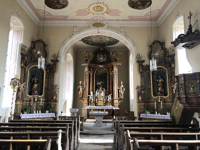 Korrektur eines Straßennamens: Nicht Christoph, sondern Christian Halbig hat die beiden Seitenaltäre in der Kirche St. Josef in Hainert geschaffen.