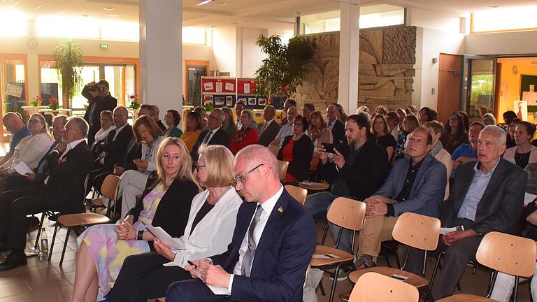 Die Gäste bei der Geburtstagsfeier in der Dr.-Karlheinz-Spielmann-Schule.