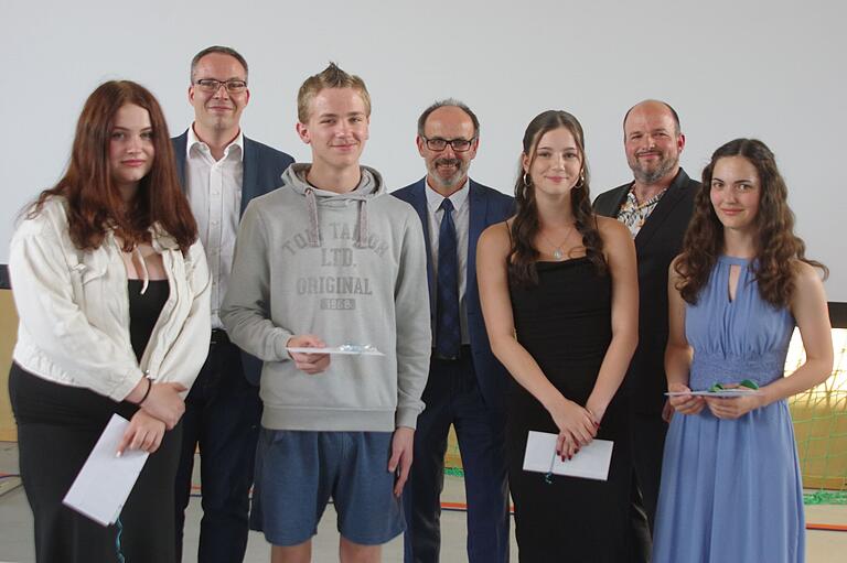 Die Jahrgangsstufenbesten Lilian Conradi (9a), Ryan Jansen (9a), Freya Miericke (10m) und Heidi Scheuerer (10M) mit ihren Klassenleitern Martin Dorfner (9a), Steffen Braum (10M) und Konrektor Horst Hauck.