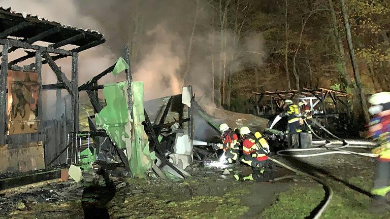 Die Würzburger Naturheilinsel ist eigentlich ein idyllischer Ort. Eine Brandserie hinterließ dort jedoch eine Spur der Verwüstung. Im Bild: ein gelöschter Brand im Jahr 2022. Beweise für einen Zusammenhang mit am Würzburger Amtsgericht angeklagten Fall liegen laut Staatsanwaltschaft nicht vor.