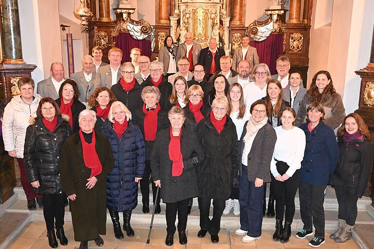 Ein Teil der Musiker, Sängerinnen und Textsprecher des Adventskonzerts in Lülsfeld (Foto) und in Schallfeld.