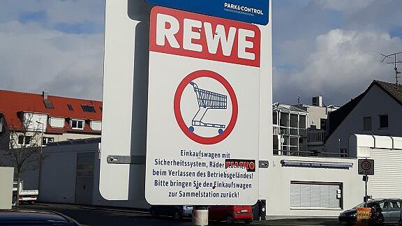 Nicht nur Probleme mit dem Parken haben die Verantwortlichen anscheinend am privaten Rewe-Parkplatz in der Frankfurter Straße.