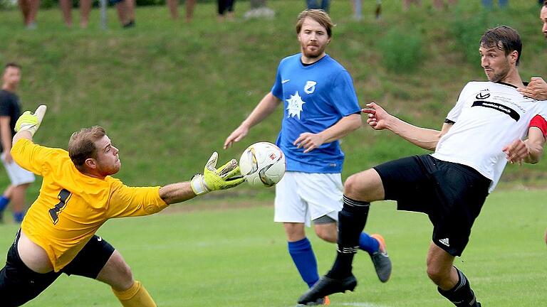 Glanztat von Unterhohenrieds Keeper Martin Kainz: Er rettet vor TSV-Kapitän Marcel Faulhaber &ndash; genutzt hat's am Ende nichts.