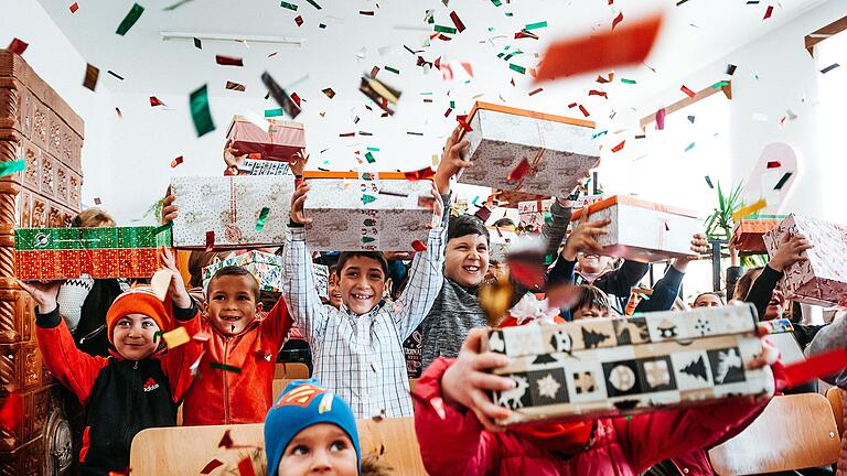 Jubiläum bei „Weihnachten im Schuhkarton“: Zum 25. Mal kann man Kindern mit einem kleinen Geschenkpaket eine große Freude machen.